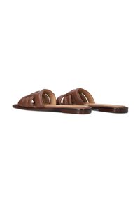 Sandales à glissière en cuir marron avec trois lanières entrelacées, une semelle plate et une texture lisse pour le confort et une utilisation facile.