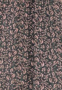 Blommönstrad tyg med mörk bakgrund, med små rosa och gröna blommor. Lätt, texturerat med vertikala ribbor.