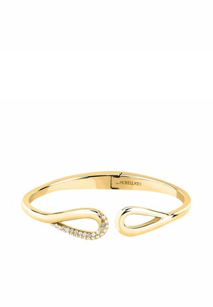 Bracciale in tono oro con design elegante e curvo, caratterizzato da un anello impreziosito da cristalli e finitura liscia e lucida.