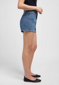 Lee RIDER - Farkkushortsit - blue