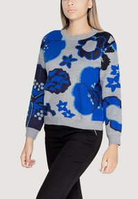 Maglione grigio lavorato a maglia con motivi floreali blu, maniche lunghe e colletto rotondo. Il design include accenti blu scuro e turchese.