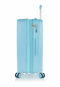 Valigia rigida blu chiaro con manico telescopico, doppie ruote, lucchetto a combinazione e pannello laterale testurizzato per una presa migliore.