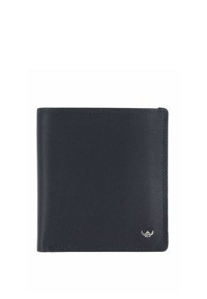 Portefeuille bifold en cuir noir avec coutures minimales et petit emblème argenté dans le coin inférieur droit sur fond blanc.