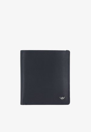 Portefeuille bifold en cuir noir avec coutures minimales et petit emblème argenté dans le coin inférieur droit sur fond blanc.