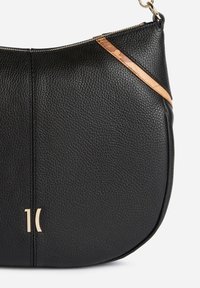 Borsa in pelle nera martellata con forma curva, impreziosita da dettagli in oro e una tracolla color cuoio. Chiusura superiore con cerniera.
