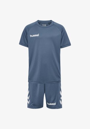 Ensemble sportif bleu foncé comprenant un t-shirt à manches courtes et un short. Le t-shirt arbore un logo blanc ; le short présente un motif chevron blanc et un logo.