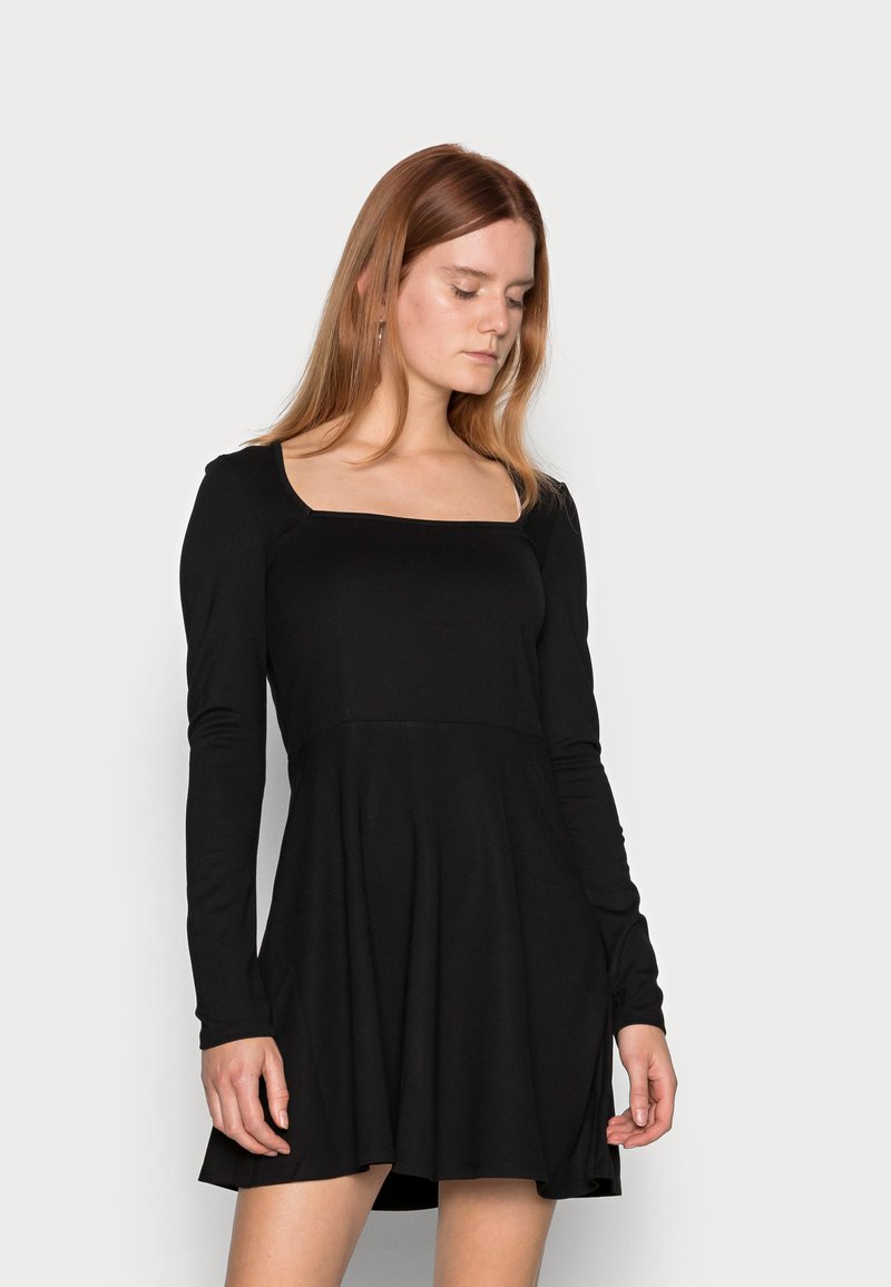 Damen Kleider | NA-KD PAMELA REIF x NA-KDSQUARE NECK DRESSEtuikleidblack/schwarz - HO23902 Damen Kleider | NA-KD PAMELA REIF x NA-KDSQUARE NECK DRESSEtuikleidblack/schwarz - HO23902