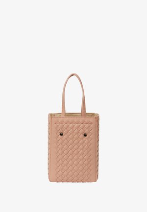 Geflochtene pinke Leder-Tote-Bag mit zwei Griffen, zeichnend sich durch ihre quadratische Form, strukturierte Oberfläche und zwei schwarze dekorative Knöpfe auf der Vorderseite aus.