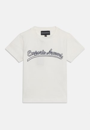 Camiseta blanca de manga corta para niños pequeños con "Emporio Armani" bordado en cursiva negra en el frente, escote redondo y etiqueta de la marca dentro del cuello.
