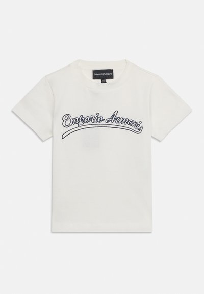 Λευκό παιδικό T-shirt με κοντά μανίκια, με το «Emporio Armani» κεντημένο με μαύρα γράμματα καλλιγραφίας στο μπροστινό μέρος, στρογγυλή λαιμόκοψη και ετικέτα με το λογότυπο στο εσωτερικό του γιακά.