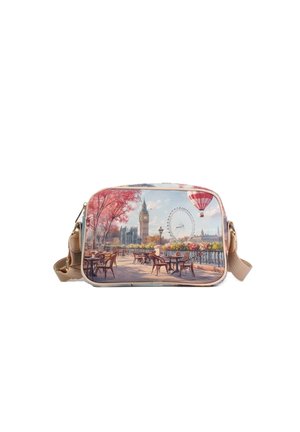 Piccola borsa beige a tracolla con stampa dello skyline di Londra, che mostra Big Ben, London Eye, tavoli da caffè all’aperto, alberi autunnali e una mongolfiera.