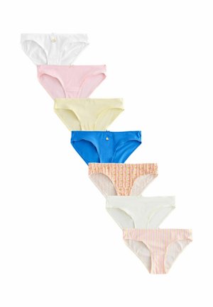Siedem par damskiej bielizny w stylu bikini w kolorze białym, różowym, żółtym, niebieskim, wzorzystym i w paski, ułożonych diagonalnie na białym tle.