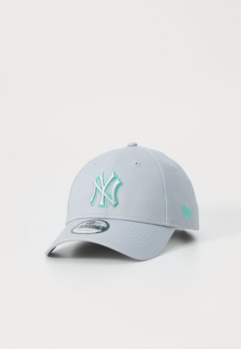 Szara czapka z materiału z wygiętą daszkiem, z haftowanym na przodzie logo New York Yankees w kolorze turkusowym oraz akcentem po boku.