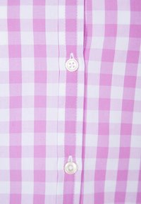 Linneskjorta med rosa och vitt rutig gingham-mönster, med klassisk krage och fem knappar framtill, med slät textur.