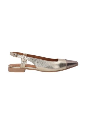 Slingback ploché boty z metalického zlatého kůže s špičatou špičkou a tmavou hnědou špičkou. Obsahuje přezkový pásek a nízký podpatek pro pohodlí.