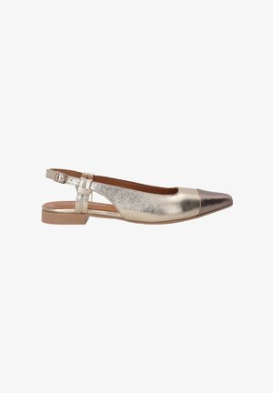 Flache Slingback-Schuhe aus metallic goldenem Leder mit spitzem Absatz und einer dunkelbraunen Kappe. Mit einem Riemen mit Schnalle und einem niedrigen Absatz für zusätzlichen Komfort.