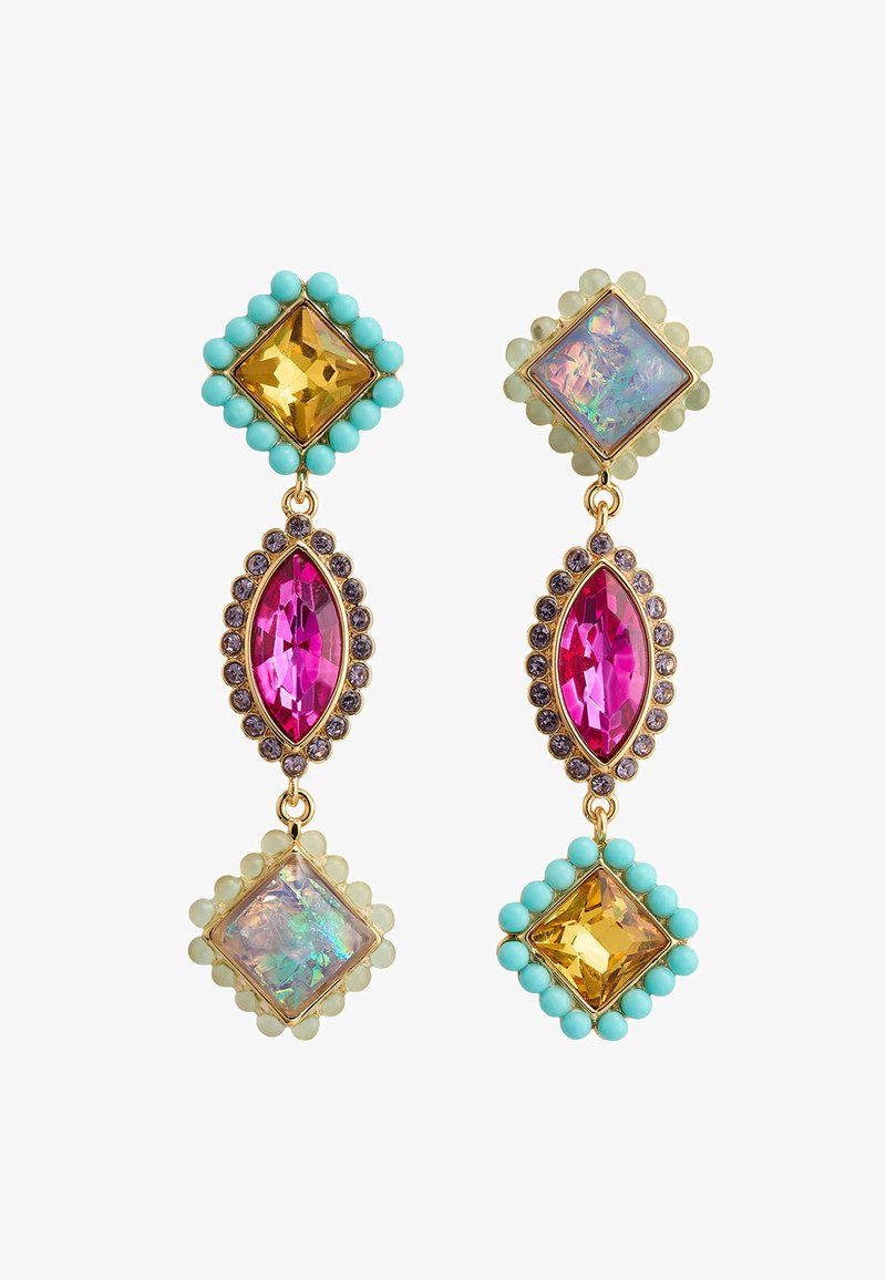 Boucles d'oreilles pendantes dorées avec des accents en turquoise, de grandes pierres précieuses roses et jaunes, et des détails irisés en formes géométriques.