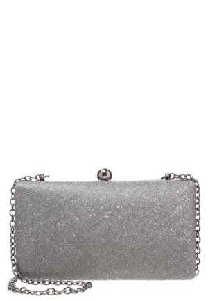 Pochette rectangulaire argentée pailletée avec une bandoulière chaîne métallique et un fermoir rond argenté sur le dessus.