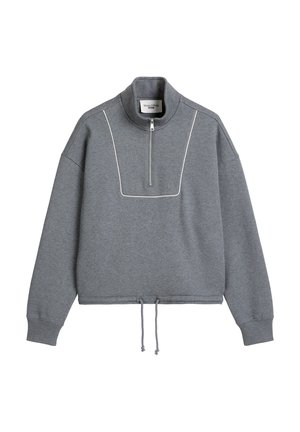 Grijze cropped trui met opstaande kraag en kwartritssluiting. Voorzien van witte bies, elastische manchetten en verstelbare trekkoordzoom.