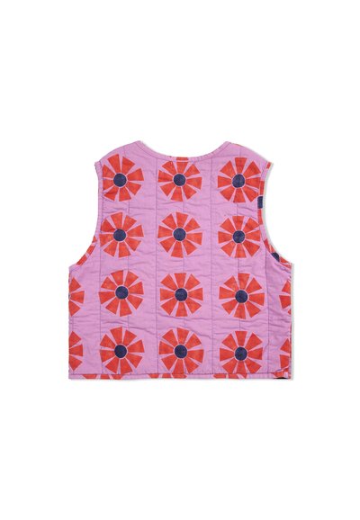 Ärmellose Weste mit lila Hintergrund, die ein rot-blaues Blumenmuster aufweist. Aus strapazierfähigem Stoff mit sichtbaren Nähten gefertigt.