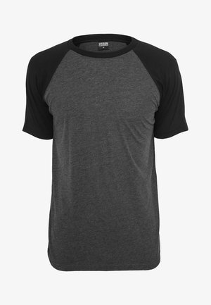 Lühikeste käistega raglan-T-särk tumedas hallis kangas mustade käistega, millel on ümar kaelus ja mugav lõige. Sile tekstuur, kerge materjal.