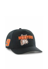 Gorra de béisbol negra con una corona redondeada, que presenta el texto bordado en naranja "HOOTERS" y un logotipo de un búho. Incluye un gran "9" naranja en el lateral.