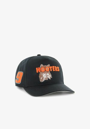 Schwarze Baseballmütze mit runder Krone, ausgestattet mit orangener gestickter "HOOTERS"-Schrift und einem Eulenlogo. An der Seite befindet sich eine große orange "9".
