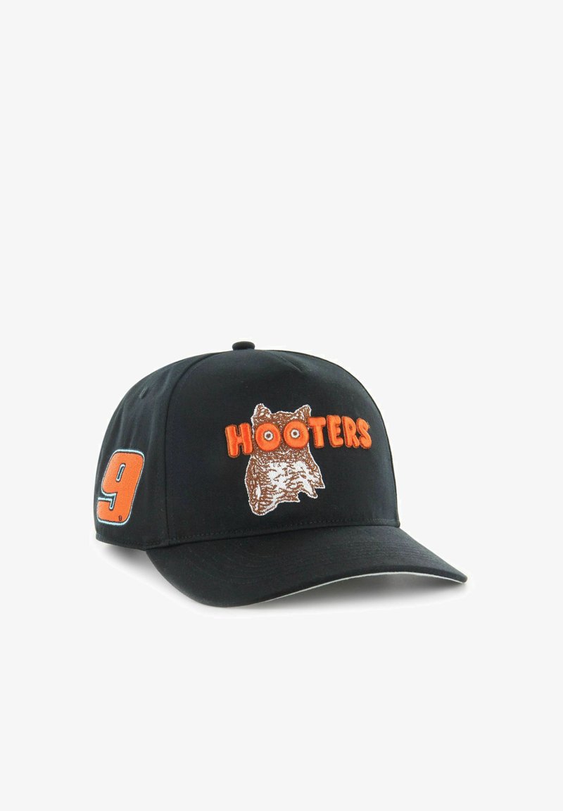 Schwarze Baseballmütze mit runder Krone, ausgestattet mit orangener gestickter "HOOTERS"-Schrift und einem Eulenlogo. An der Seite befindet sich eine große orange "9".