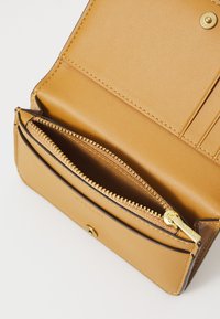 COACH ESSENTIAL SLIM CARD CASE - Lommebok - honey brown
