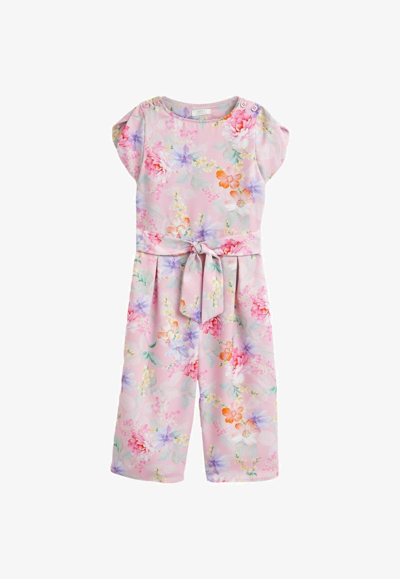 Gėlių kombinezonas iš šviesiai rožinės medžiagos, su trumpomis rankovėmis, surištu juosmeniu ir gyvybinga daugiakultūrinių gėlių bei lapų raštu.