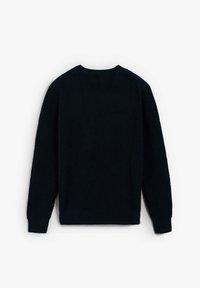 Ciemnoniebieski sweter z dzianiny, o okrągłym dekolcie i długich rękawach, z prążkowaną strukturą i bezszwowym wykończeniem na ramionach. Widok z tyłu.