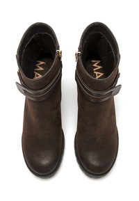 Stivali alla caviglia in suede marrone con punta arrotondata, dettaglio della cintura in pelle e accessori in oro. Fodera interna morbida e suola testurizzata.
