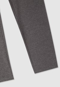 Pantaloni stretch grigio scuro con una texture liscia, vestibilità slim e cuciture piatte. Distesi, mostrano la lunghezza e la forma complessiva.