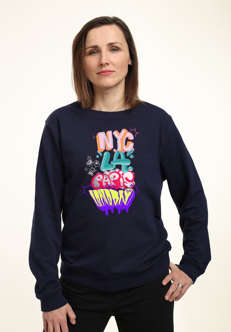 Felpa navy con testo in stile graffiti colorato che recita "NYC LA Paris Sunday", caratterizzata da una vestibilità comoda e polsini a costine.