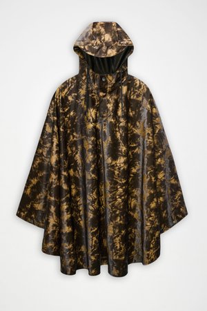 Rudos ir auksinės spalvos margintas lietpaltis su gobtuvu, turintis laisvą formą ir lygų, blizgantį, vandeniui atsparų audinį.