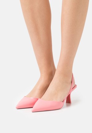 Roze puntige hakken met een glanzende afwerking, een slingbackbandje en een lage blokhak. Gladde textuur met minimale accenten.