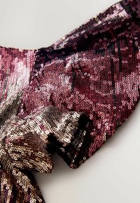 Látka s flitry v odstínech burgundské červeně a zlata, s hladkou texturou a splývavým designem, s lesklým povrchem a složitým vrstvením.