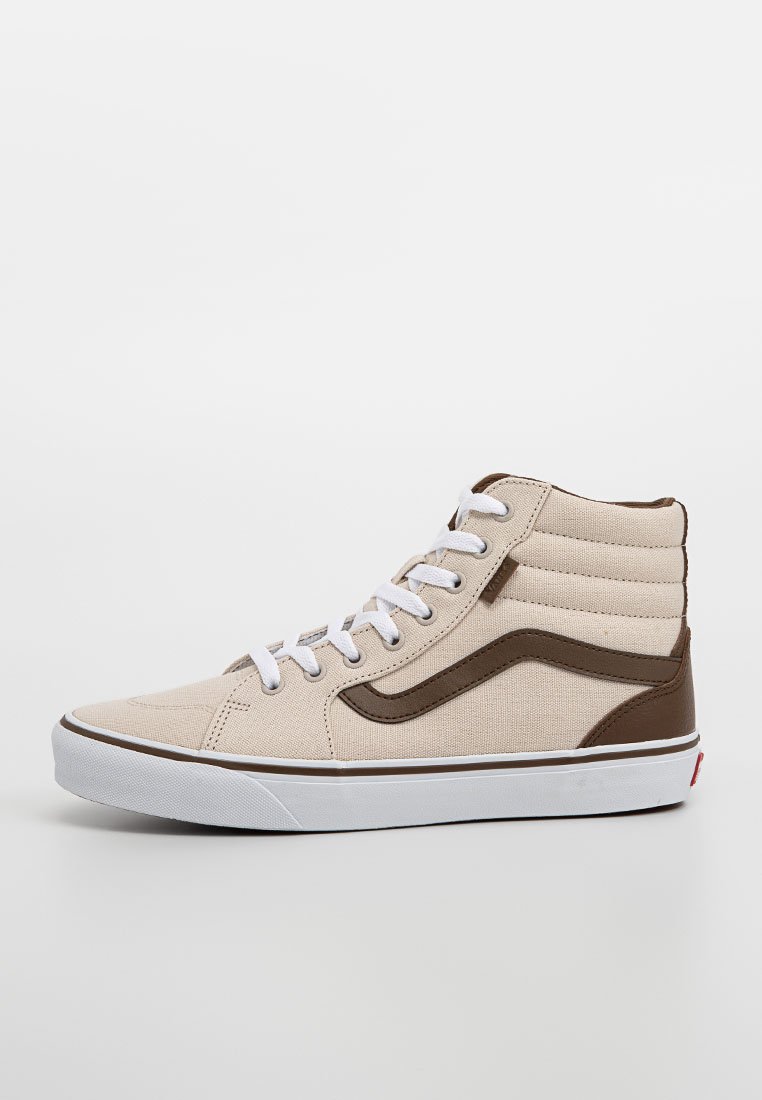 Zapatilla alta en lona beige con detalles en cuero marrón. Presenta cordones blancos, un collar acolchado y una suela de goma blanca con ribete marrón.