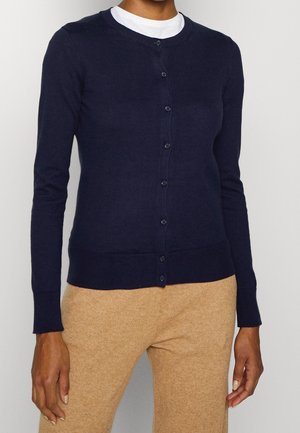 Marineblauwe gebreide cardigan met een ronde halslijn, lange mouwen en knoopsluitingen aan de voorkant. Zachte textuur en geribbelde zoom.