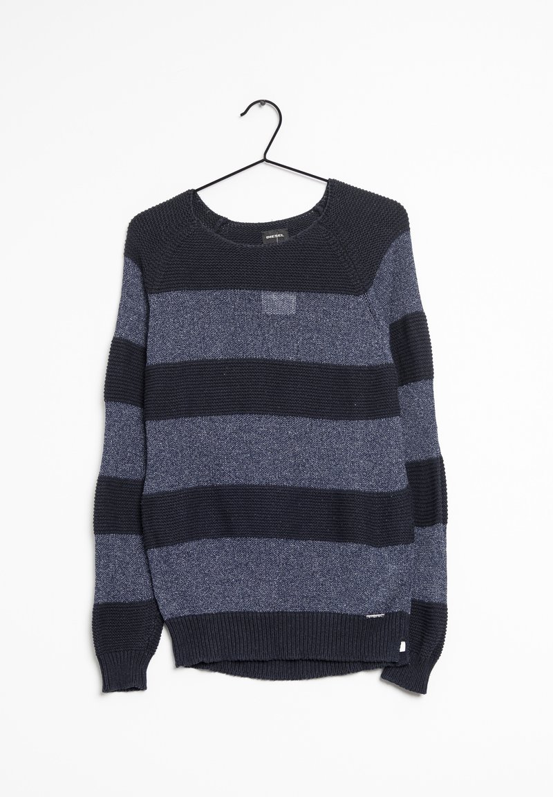 Pull en maille rayé bleu marine et gris à manches longues, suspendu sur un cintre en fil de fer noir sur fond blanc.