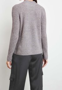 Maglione grigio a coste con maniche lunghe e collo alto, caratterizzato da un motivo testurizzato e una vestibilità rilassata, visto da dietro.