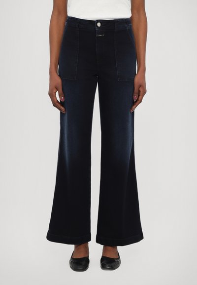 Dunkelblaue weit geschnittene Jeans mit hoher Taille, ausgestattet mit einem Knopfverschluss und vorderen Taschen. Der Stoff hat eine glatte Denim-Oberfläche.