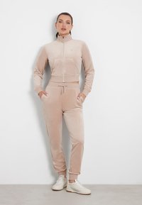 Guess MIT STRASS-LOGODREIECK - Užtrauktuku užsegamas treningas - puderrosa