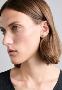KIRA HEART STUDS - Earrings - gold-coloured