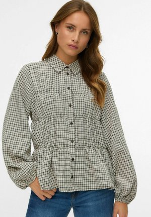 Camicia button-up a scacchi in beige e nero. Presenta una vita arricciata, maniche lunghe a sbuffo e colletto all'americana. Realizzata in tessuto leggero.