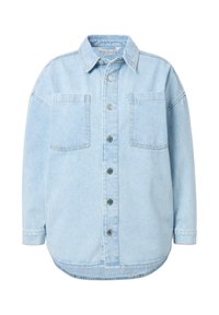 Chemise en denim bleu clair avec un col classique, un bouton devant, et deux poches sur la poitrine. Présente un ourlet arrondi et des manches longues.