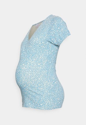 Top de maternidade de manga curta em azul claro com padrão salpicado branco, apresentando um decote em V e uma silhueta ajustada.