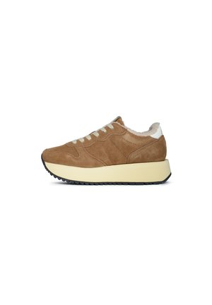 Sneaker in suede marrone con suola intermedia avorio e suola esterna in gomma nera. Presenta lacci e una morbida fodera interna. Progettato per comfort e stile.