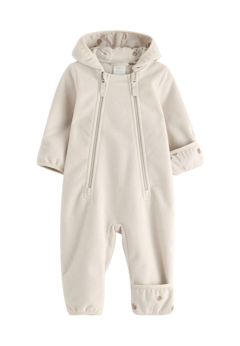 Lys beige fleece jumpsuit med hætte, to frontlynlåse, elastiske manchetter og mønstret foring med gyldne accenter. Blød tekstur.