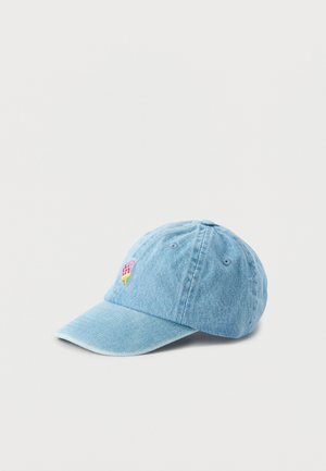 Casquette de baseball en denim bleu clair avec petite broderie d'un cornet de glace rose et jaune sur le côté avant gauche.